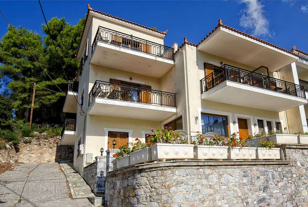 Eden Apartments (&Delta;&iota;&alpha;&mu;&epsilon;&rho;ί&sigma;&mu;&alpha;&tau;&alpha; &Epsilon;&nu;&tau;&epsilon;&nu;)