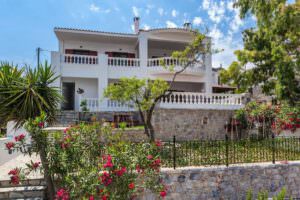 House Nefeli (&Tau;&omicron; &sigma;&pi;ί&tau;&iota; &tau;&eta;&sigmaf; &Nu;&epsilon;&phi;έ&lambda;&eta;&sigmaf;)
