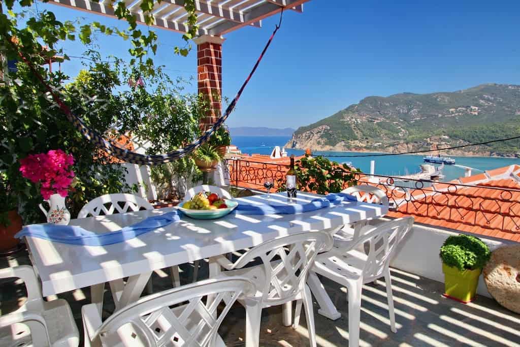 Blue Heaven Villa (&Beta;ί&lambda;&alpha; &Mu;&pi;&lambda;&epsilon; &Pi;&alpha;&rho;ά&delta;&epsilon;&iota;&sigma;&omicron;&sigmaf;)
